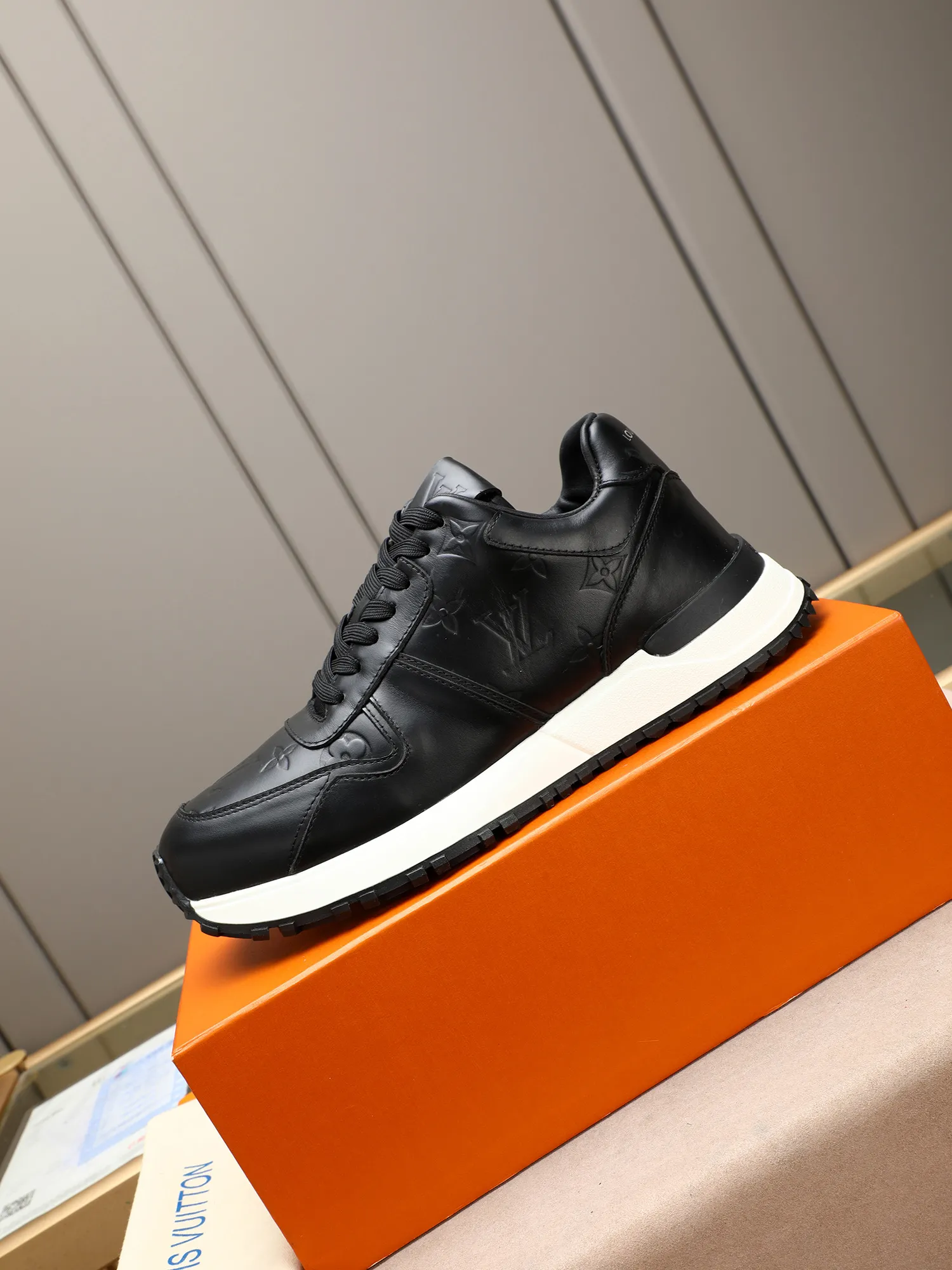 Men's Shoes 💰660 L The Run Away Maxi sneaker debuts in the 2025 collection and continues the iconic design of the Run Away sneaker. The smooth cowhide leather upper features contrasting LV lettering and Vuitton logos, and a lightweight rubber wedge outsole evokes running shoe construction. High level of comfort. Looks good, wears well and matches well. Worth buying! 7 color selection size: 39-44 (45 customized)